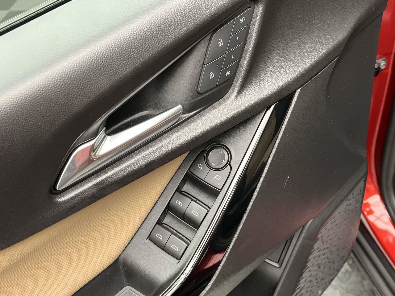 Certified 2025 Chevrolet Equinox ACTIV w/ Safety and Technology Package AWD/4WD image 9