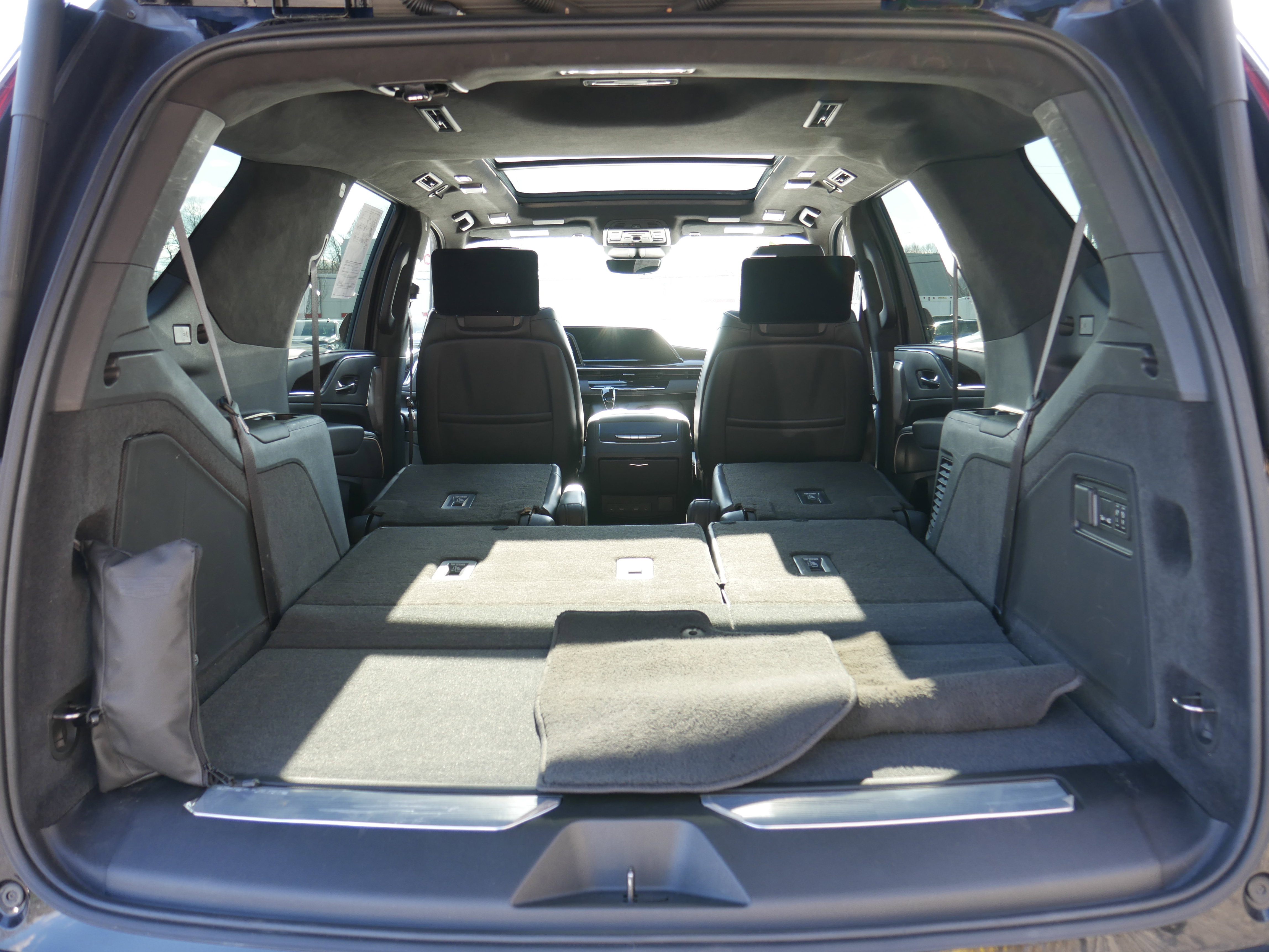 Used 2021 Cadillac Escalade Premium Luxury Platinum w/ Heavy-Duty Trailer Package image 8