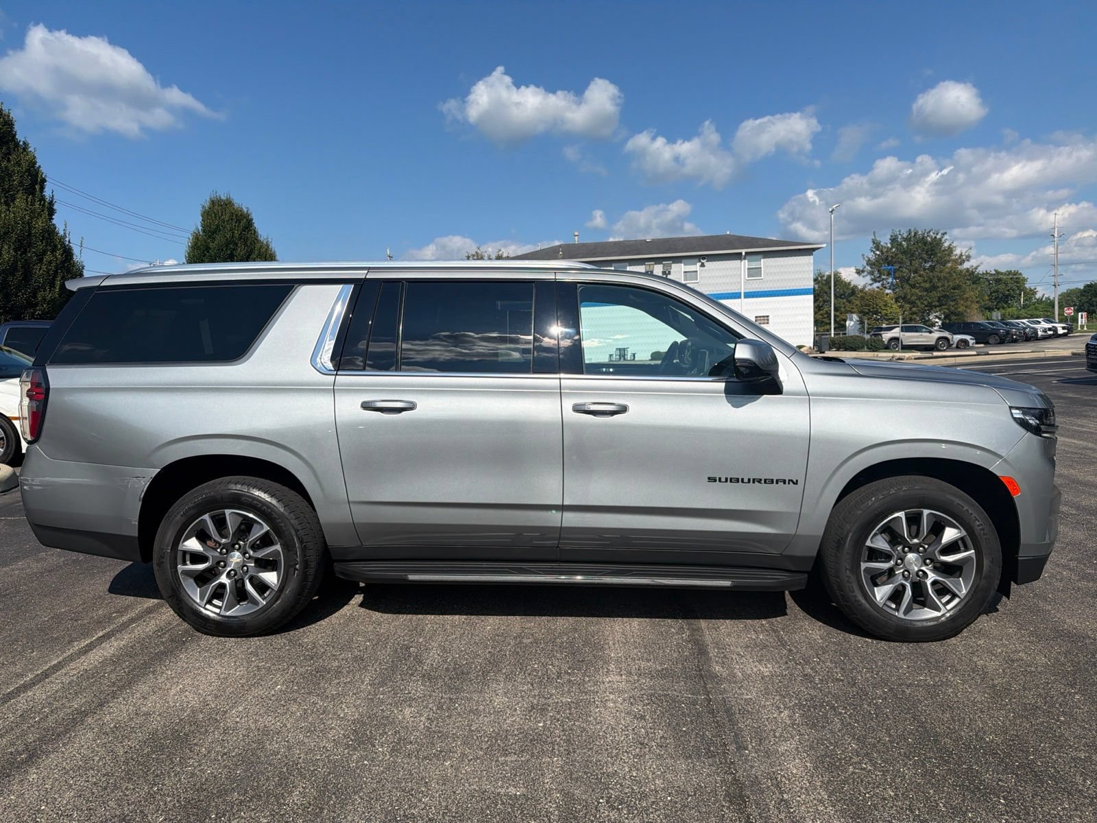 Used 2024 Chevrolet Suburban LT w/ Luxury Package AWD/4WD image 6