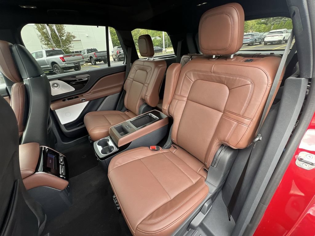 Certified 2025 Lincoln Aviator Reserve w/ Luxury Package RWD image 31