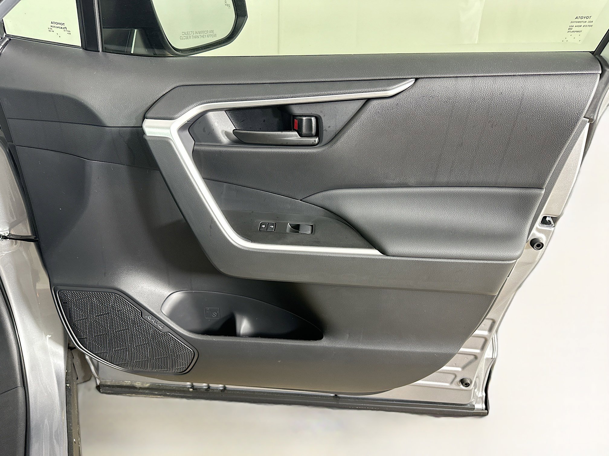 Used 2025 Toyota RAV4 LE image 31