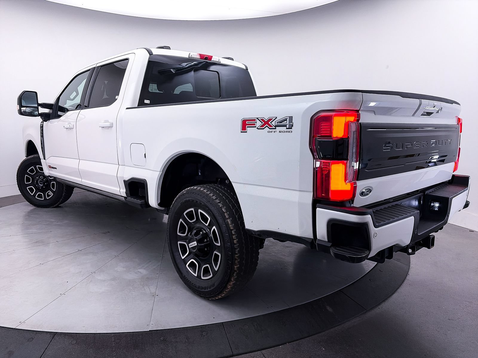 Used 2025 Ford F350 Platinum AWD/4WD image 2