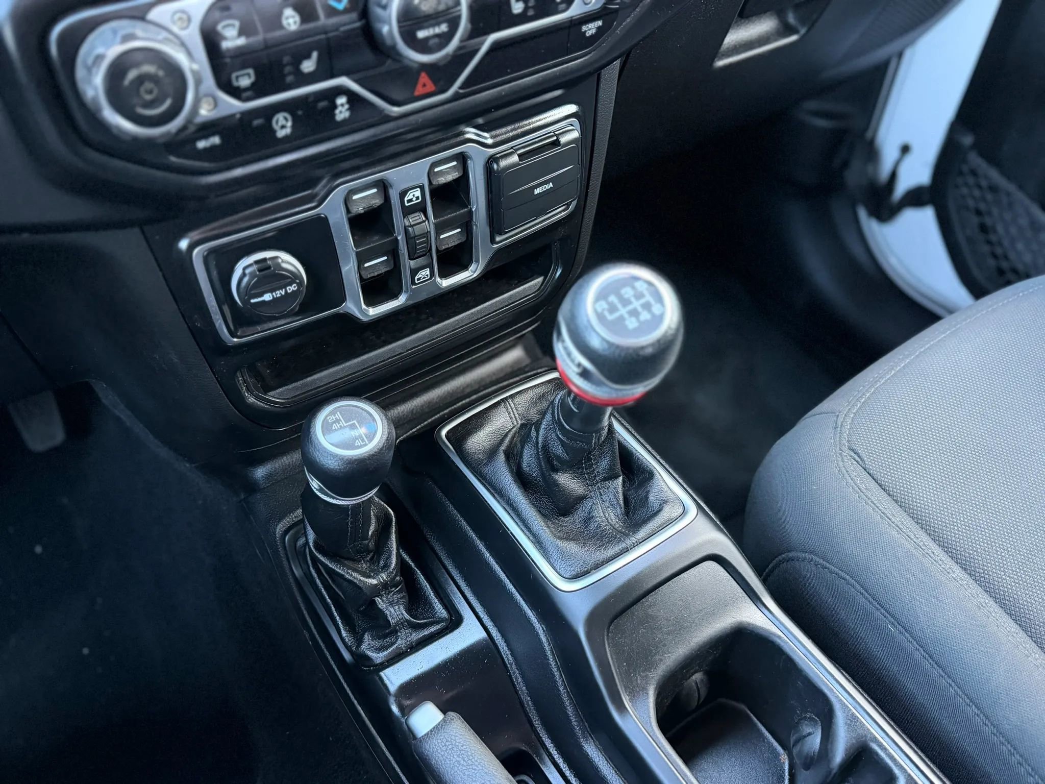 Used 2022 Jeep Gladiator Sport AWD/4WD image 13