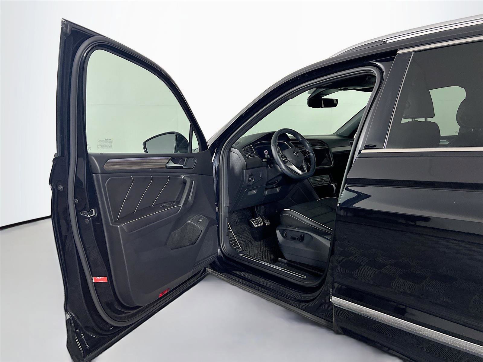Used 2024 Volkswagen Tiguan SEL R-Line AWD/4WD image 17