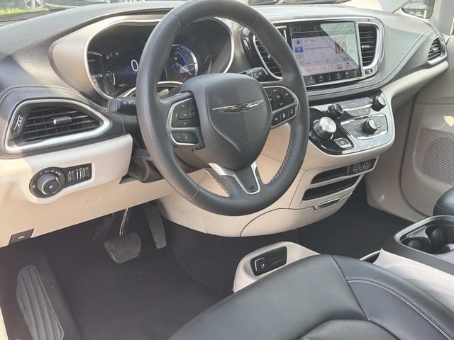 Used 2024 Chrysler Pacifica Limited FWD image 17