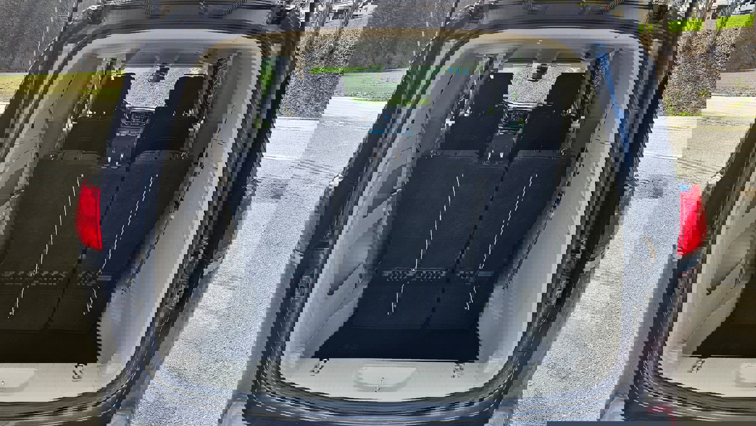 Used 2023 Chrysler Voyager LX image 11