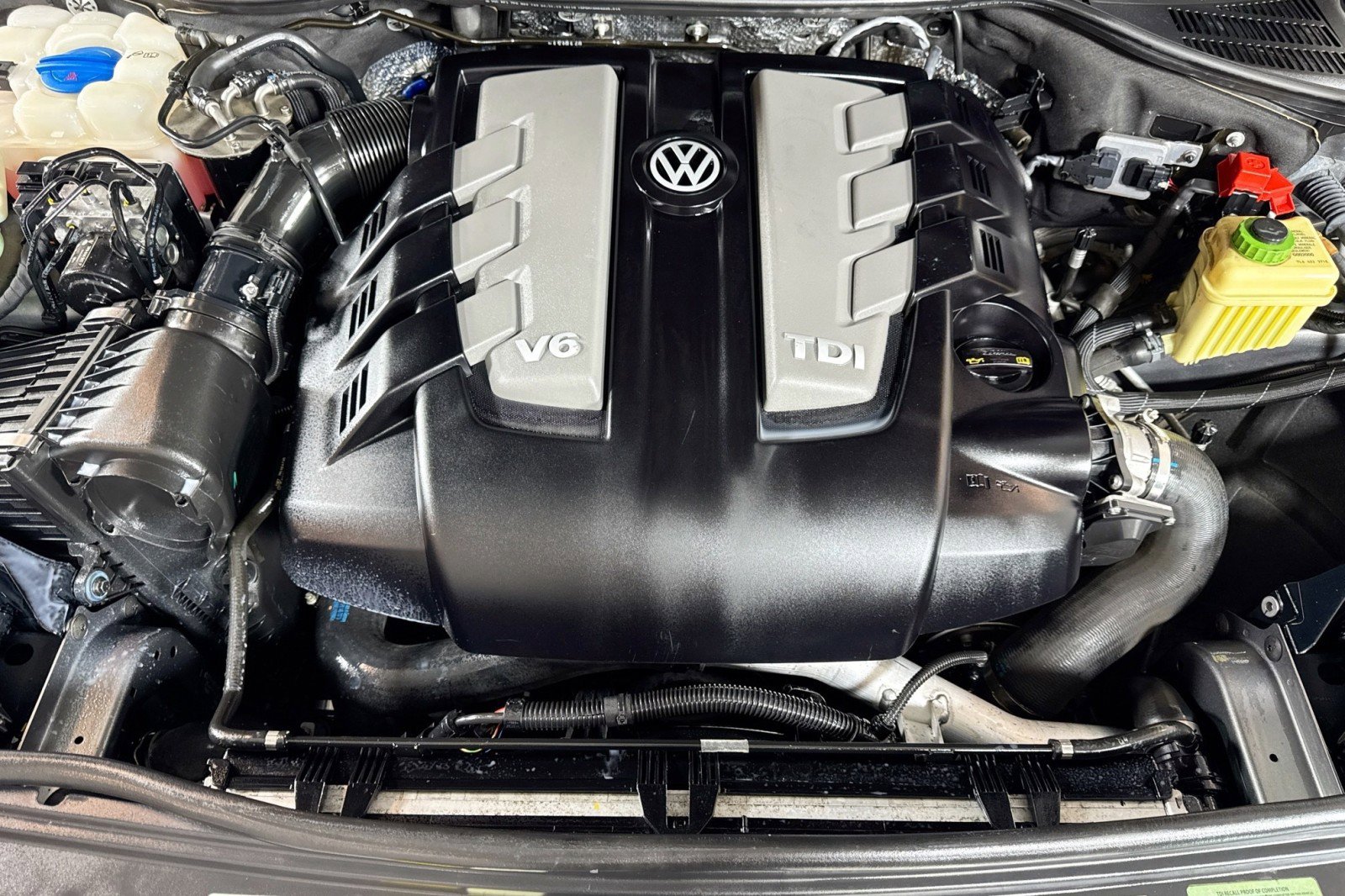 Used 2014 Volkswagen Touareg Sport AWD/4WD image 29
