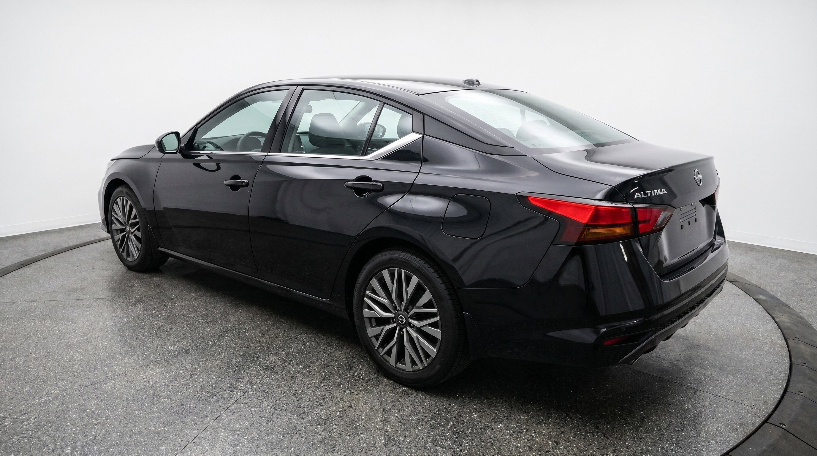Used 2025 Nissan Altima 2.5 SV FWD image 6
