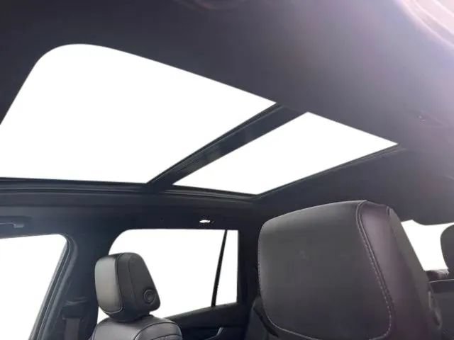 Used 2024 Cadillac XT6 Premium Luxury w/ Technology Package AWD/4WD image 11