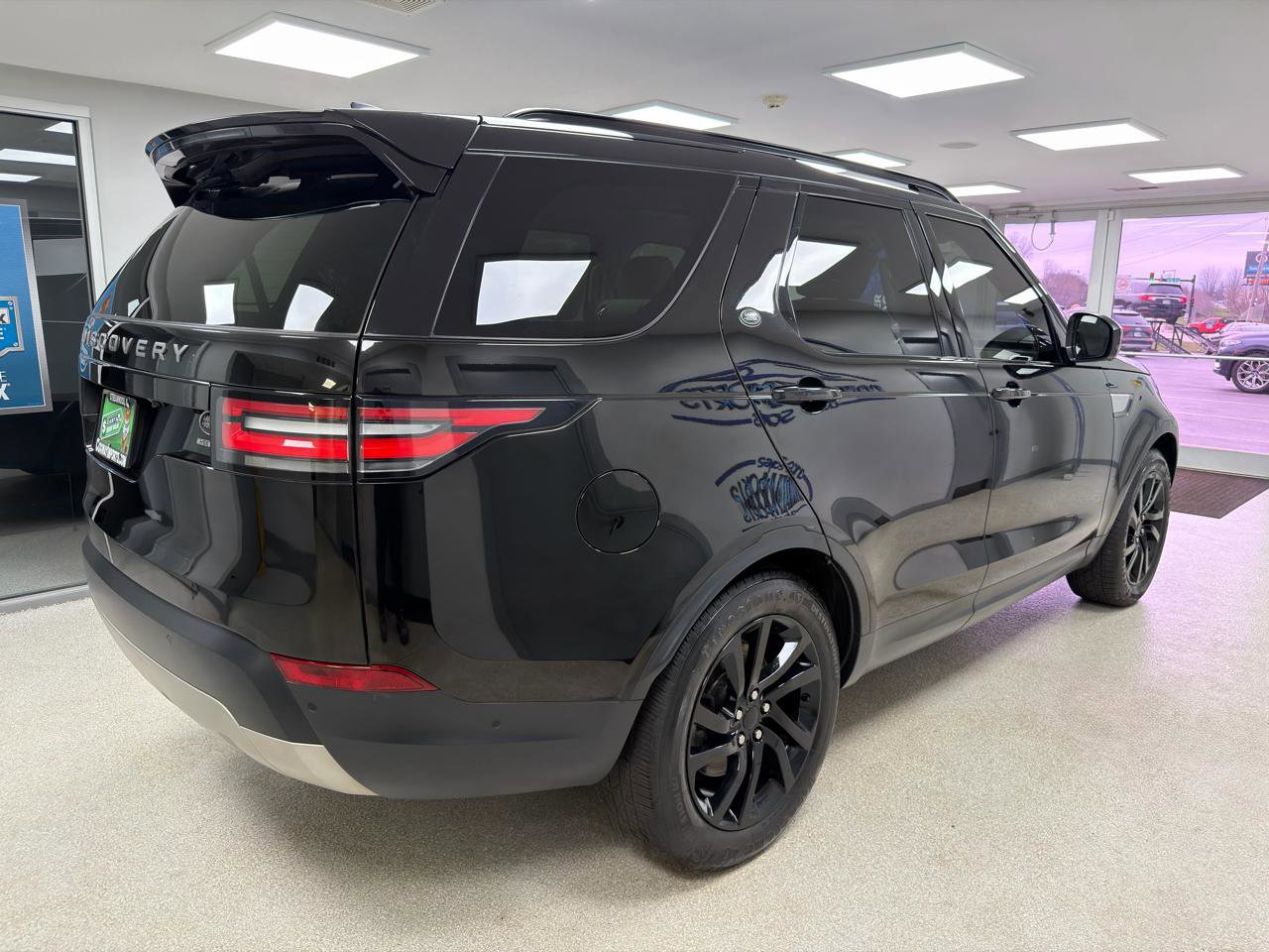 Used 2017 Land Rover Discovery HSE image 3