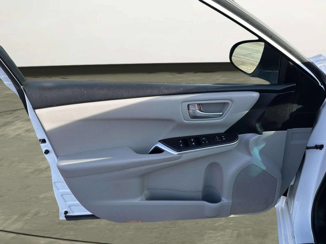 Used 2015 Toyota Camry SE FWD image 9