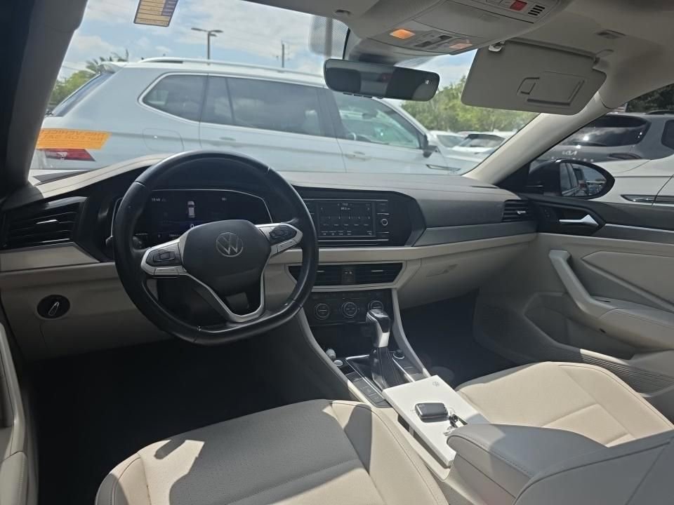 Used 2022 Volkswagen Jetta SE w/ Panoramic Sunroof Package FWD image 4