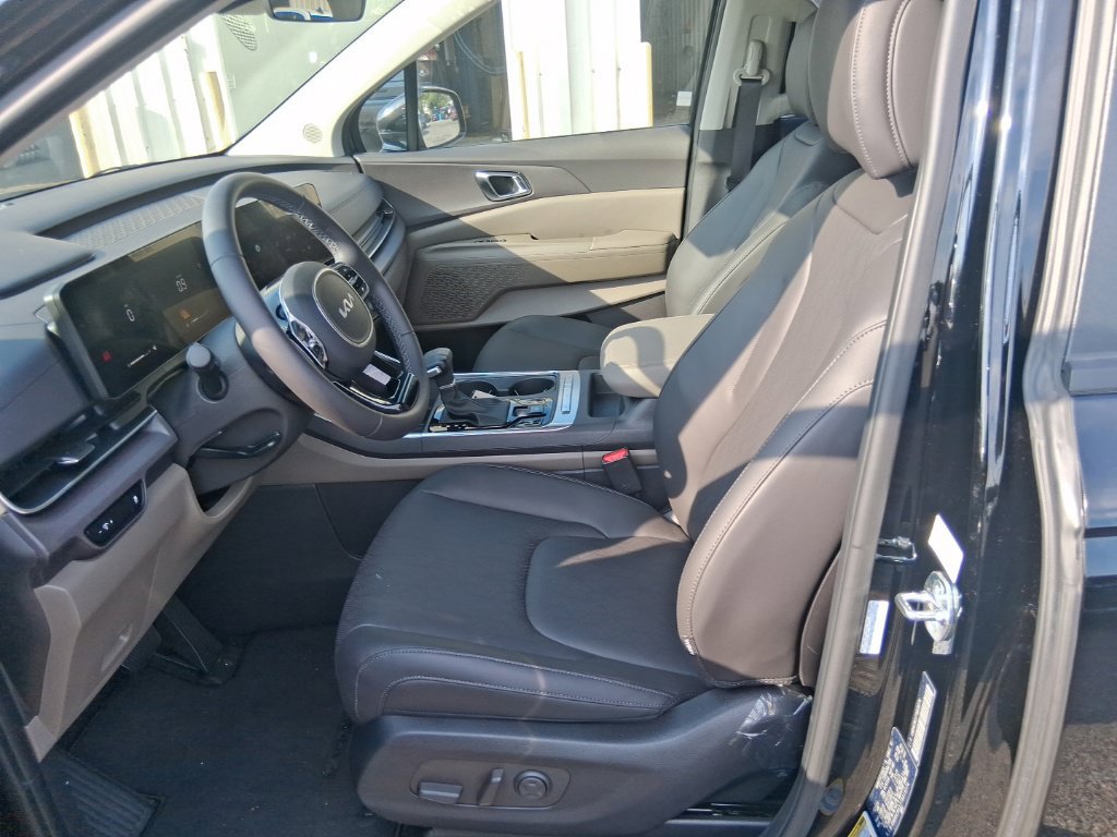 Certified 2026 Kia Carnival EX FWD image 11