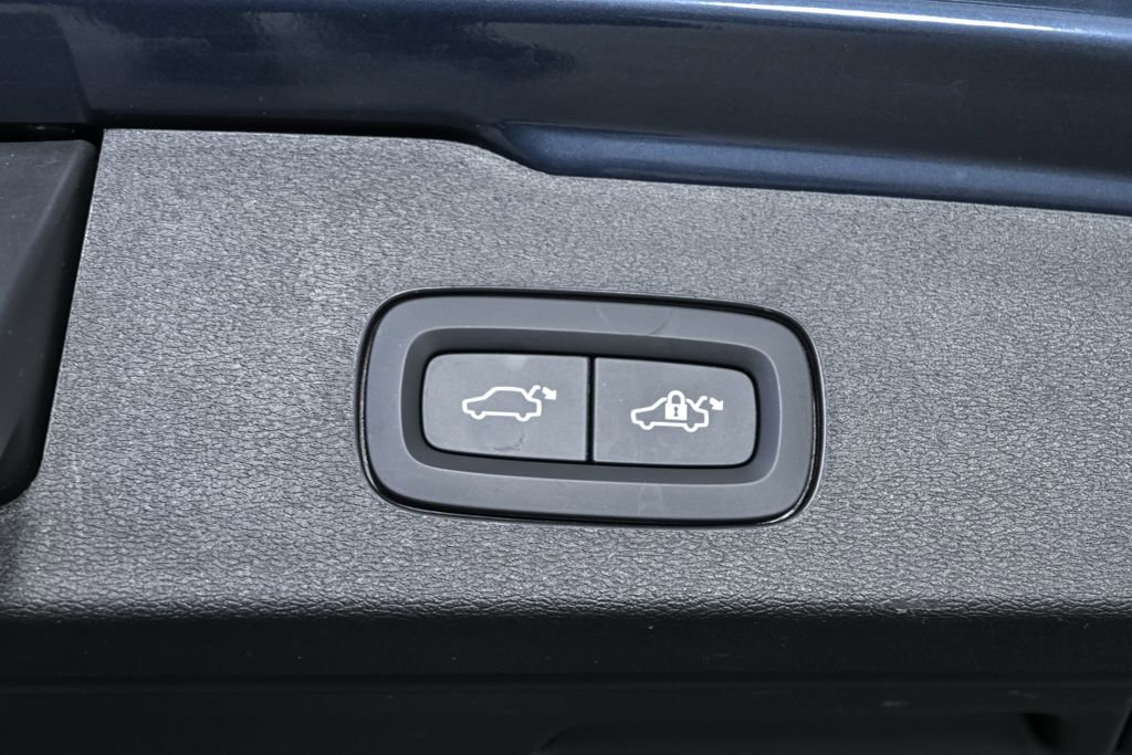 Used 2025 Volvo V60 B5 Cross Country Plus image 31