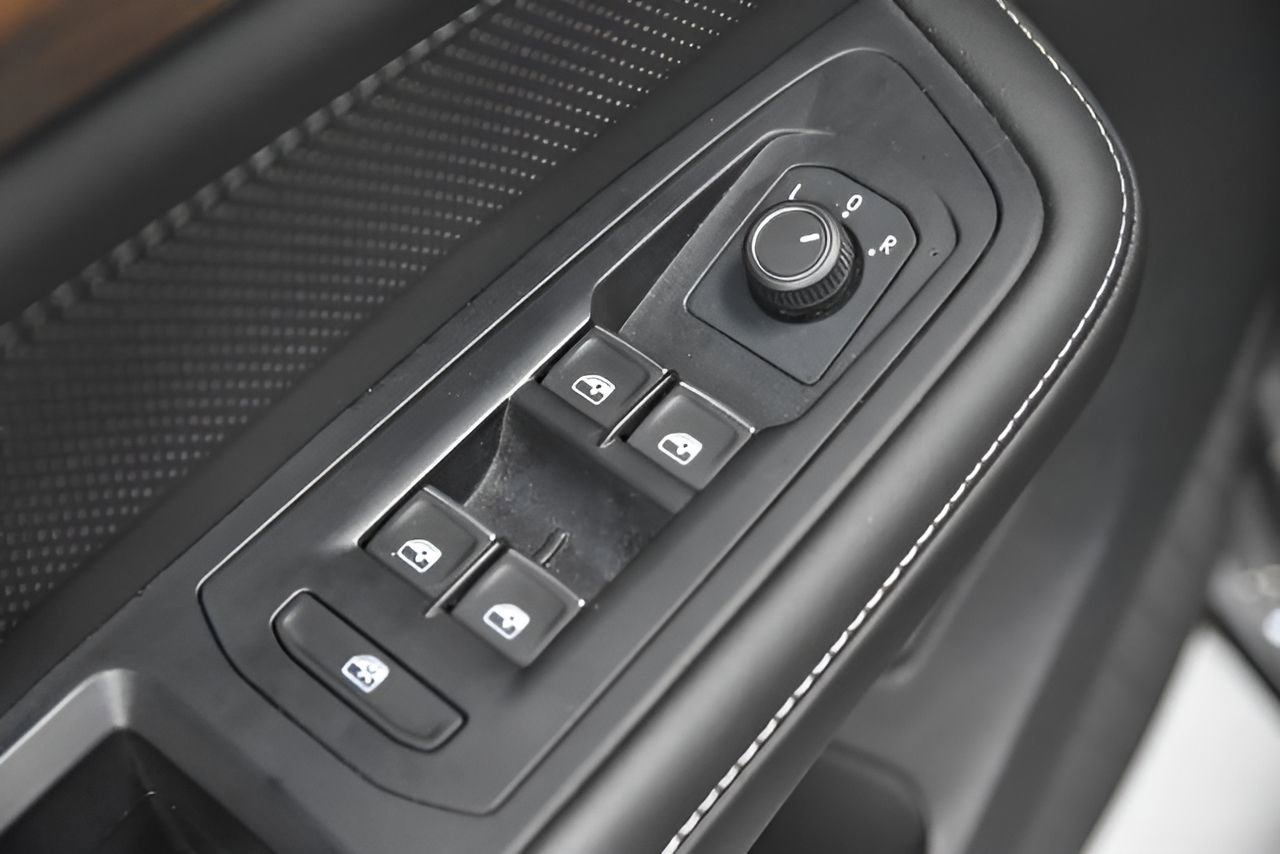 Used 2025 Volkswagen Atlas SE image 17