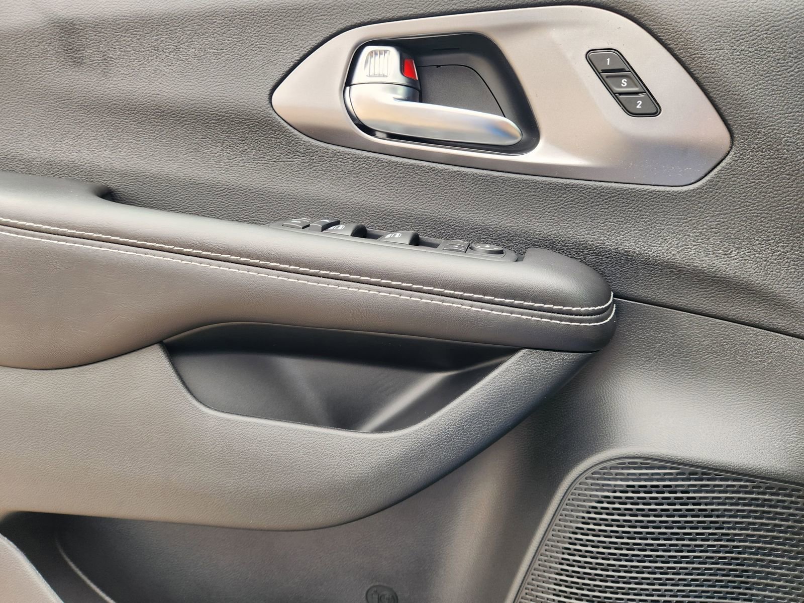 New 2026 Chrysler Pacifica Select w/ S Appearance Package FWD image 18