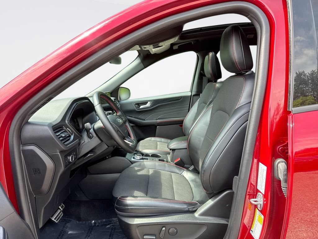 Used 2023 Ford Escape ST-Line w/ Tech Pack #1 AWD/4WD image 13