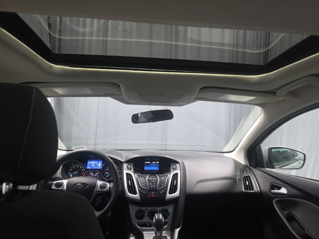 Used 2013 Ford Focus SE w/ SE Winter Pkg FWD image 9