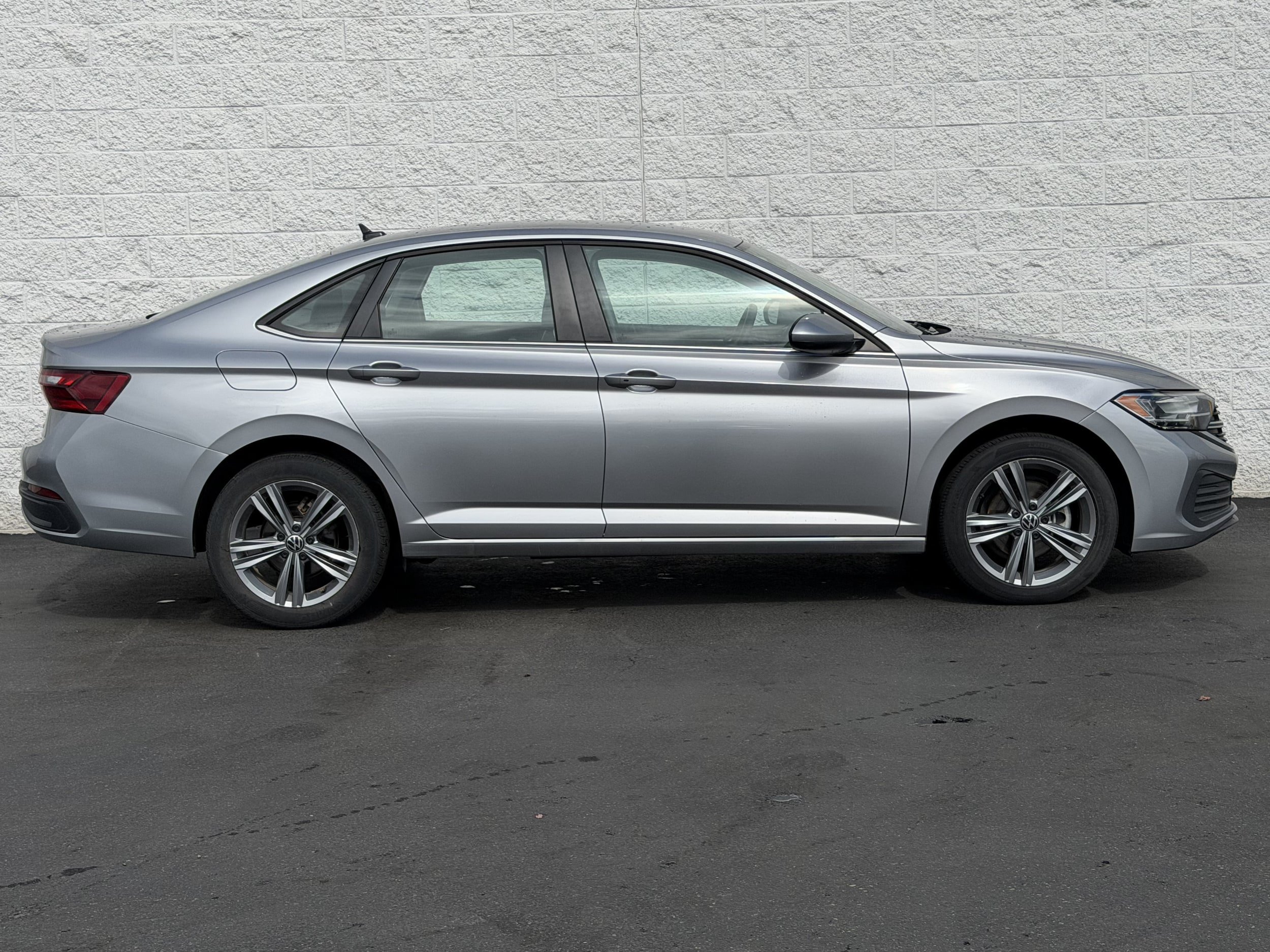 Used 2024 Volkswagen Jetta SE FWD image 4