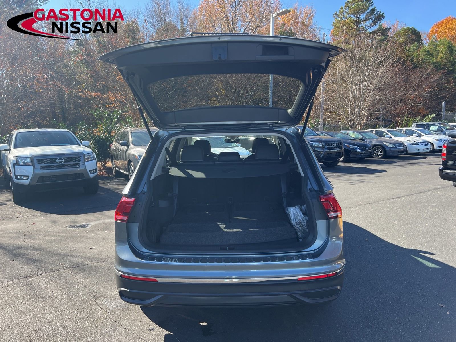 Used 2023 Volkswagen Tiguan SE image 30