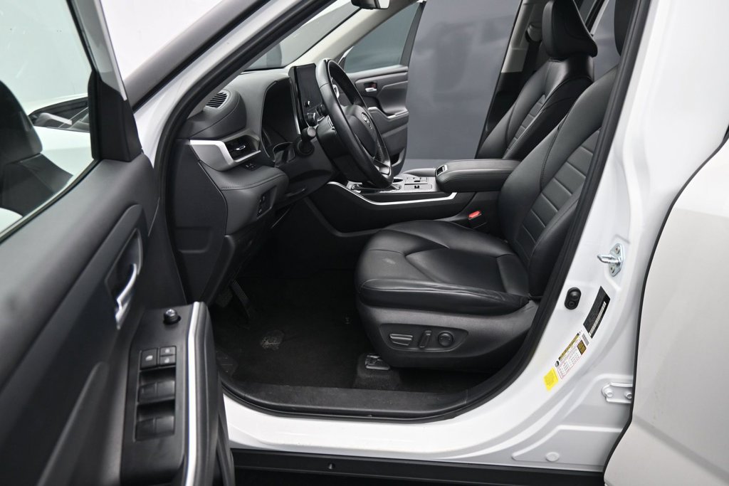 Used 2024 Toyota Highlander XLE FWD image 17