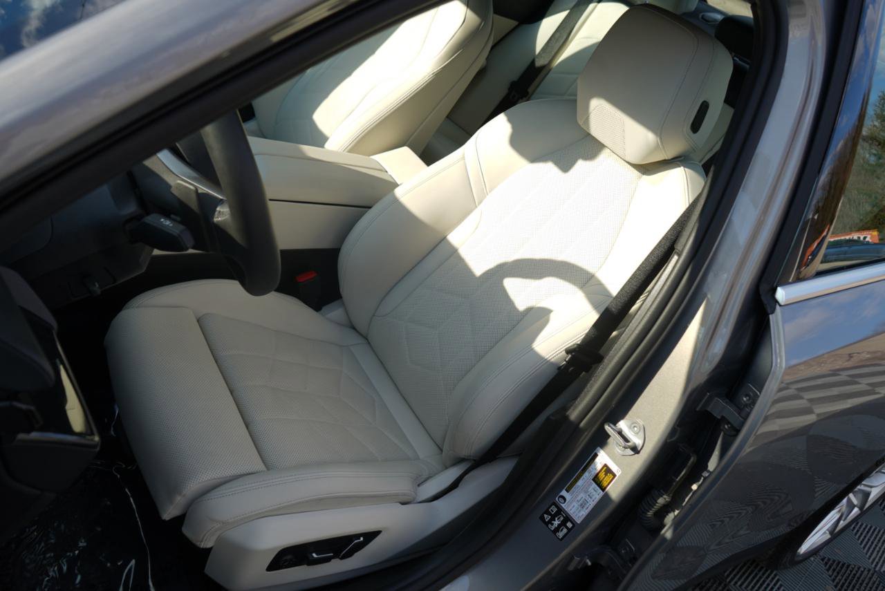 Used 2024 BMW 530i xDrive 530i xDrive Sedan w/ Convenience Package image 18