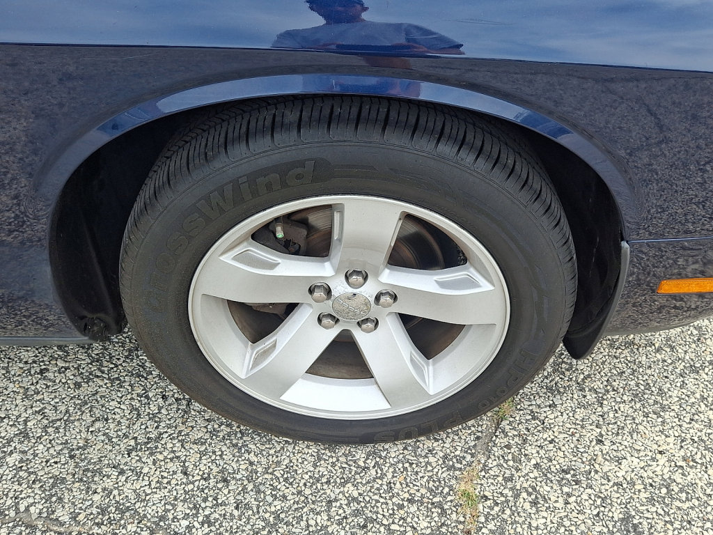Used 2014 Dodge Challenger SXT RWD image 9