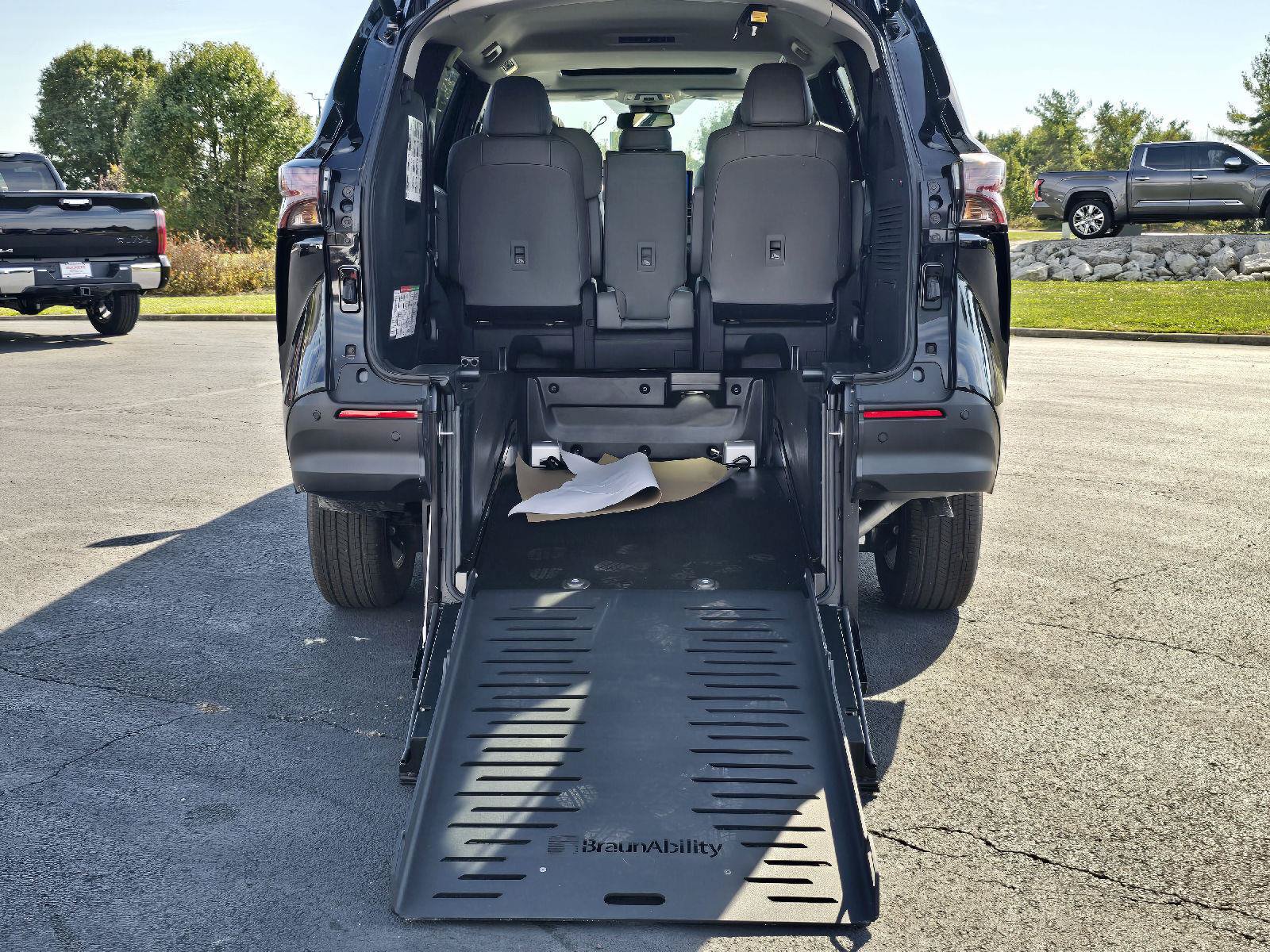 Used 2026 Toyota Sienna XLE FWD image 6