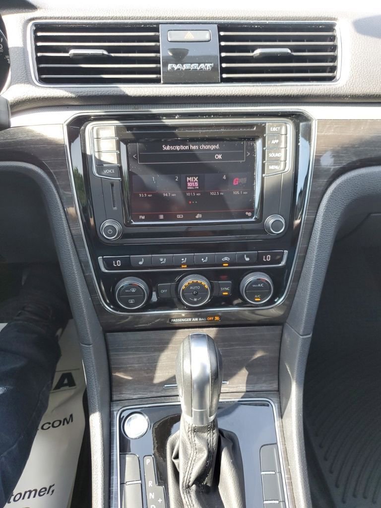 Used 2018 Volkswagen Passat 2.0T SE FWD image 23