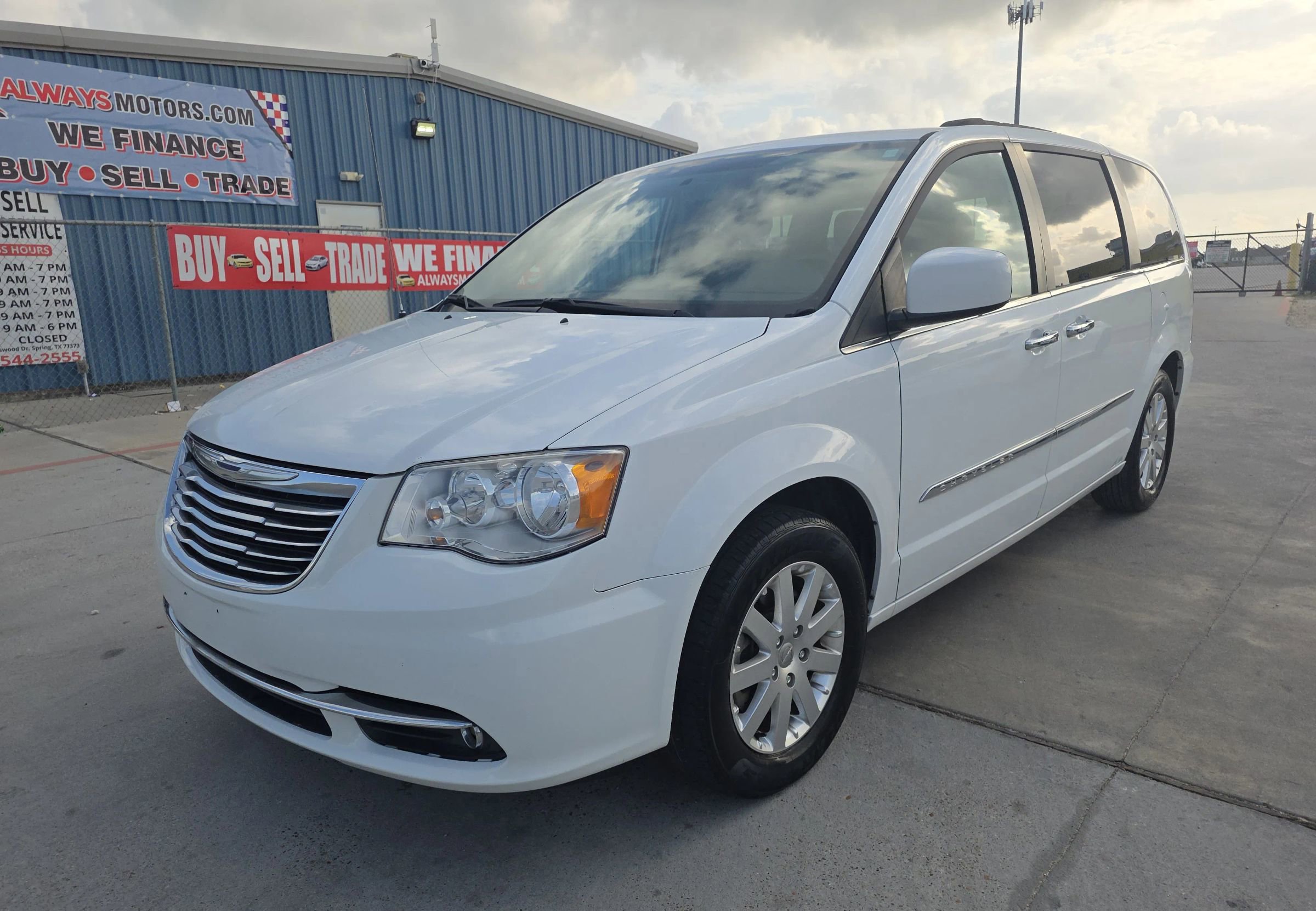 Used 2016 Chrysler Town & Country Touring w/ Driver Convenience Group FWD image 3