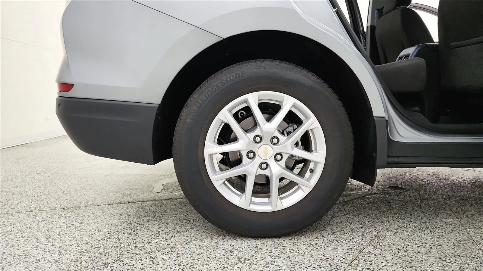 Used 2023 Chevrolet Equinox LS w/ Driver Confidence II Package AWD/4WD image 13