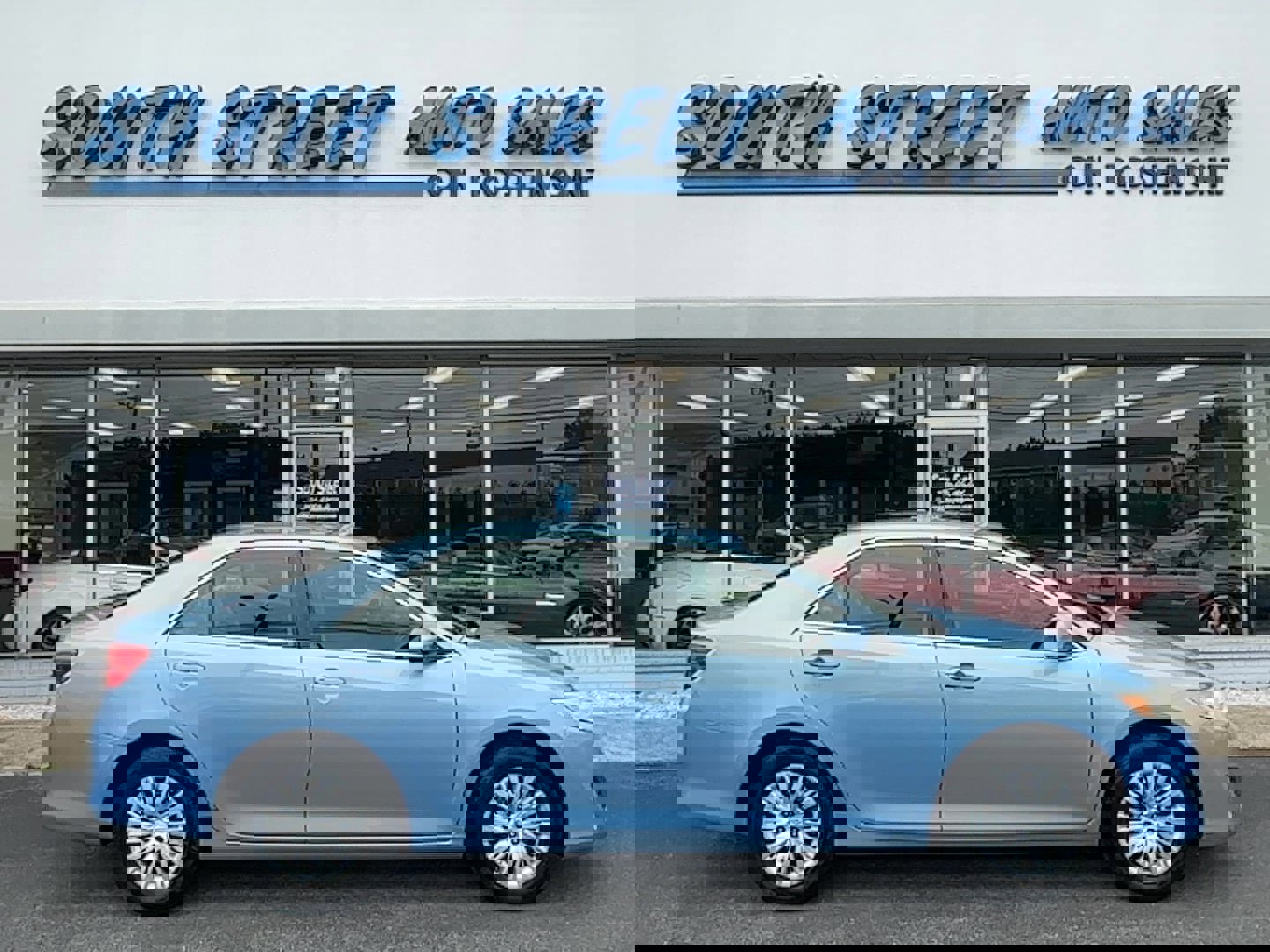 Used 2012 Toyota Camry L image 1