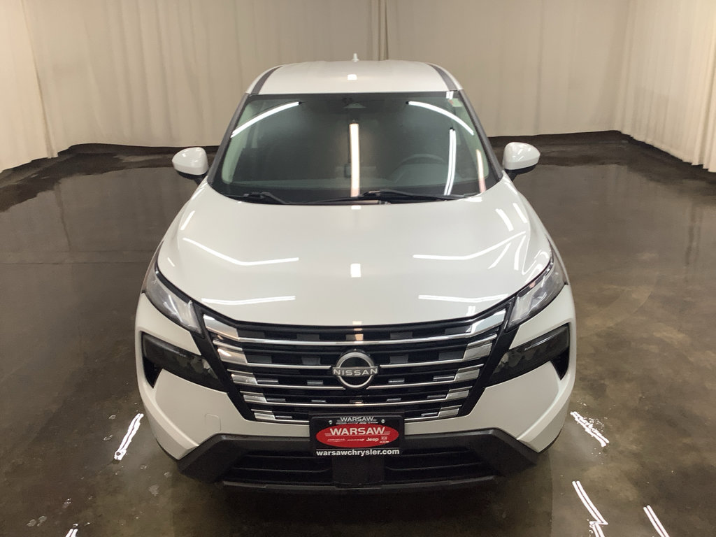 Used 2024 Nissan Rogue SV image 3