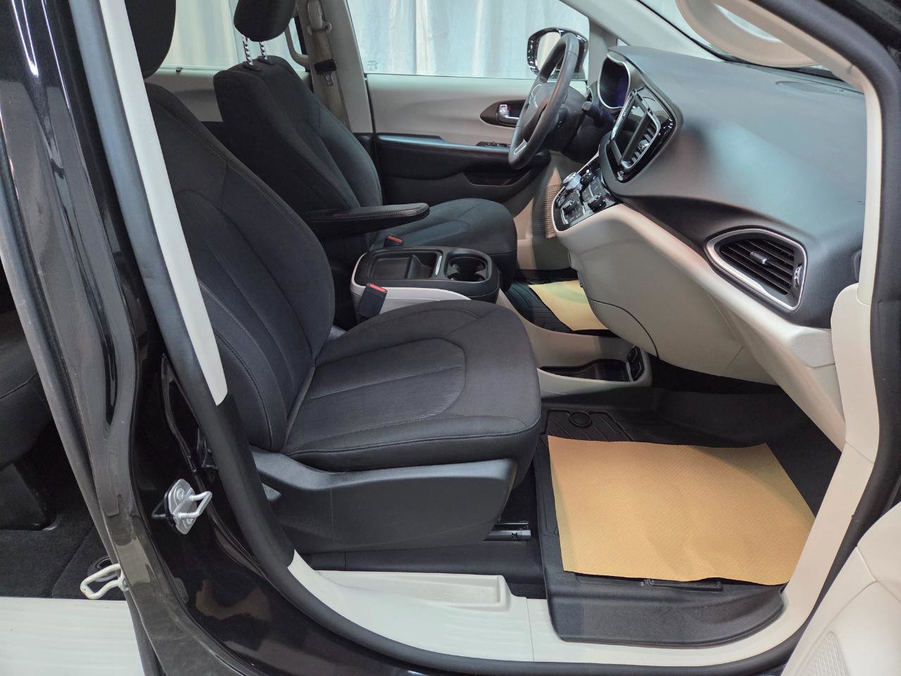 Used 2018 Chrysler Pacifica Touring Plus w/ Tire & Wheel Group image 13