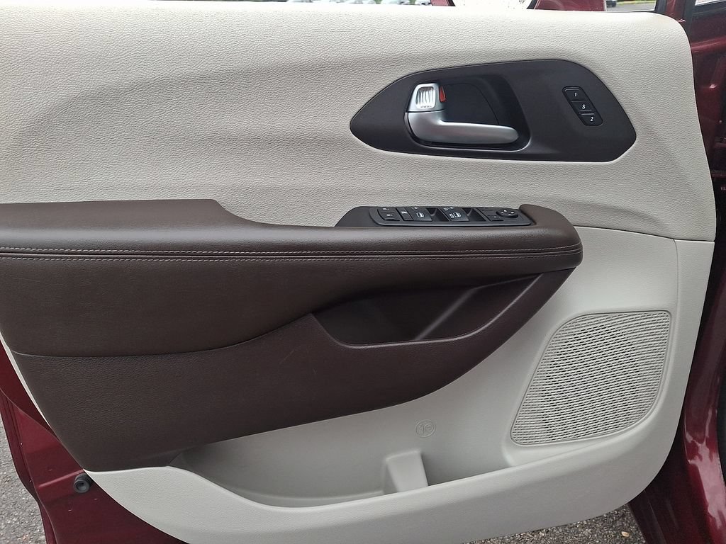 Used 2021 Chrysler Pacifica Touring-L FWD image 12