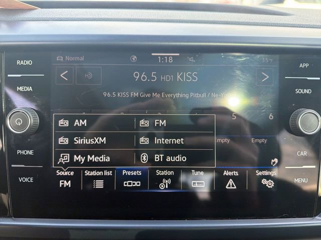 Used 2023 Volkswagen Taos SE w/ Panoramic Sunroof Package image 18