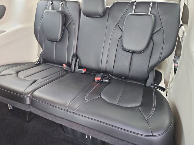 Used 2024 Chrysler Pacifica Touring-L image 19