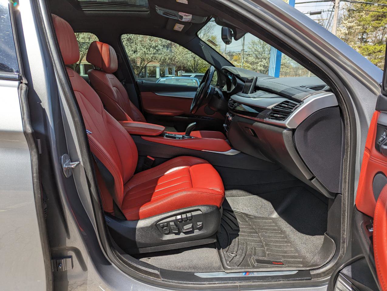 Used 2018 BMW X6 xDrive50i w/ M Sport Package AWD/4WD image 32