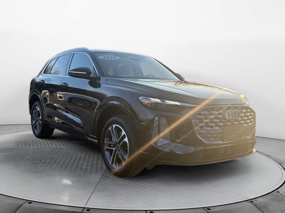 Certified 2025 Audi Q5 Premium w/ Convenience Package image 1