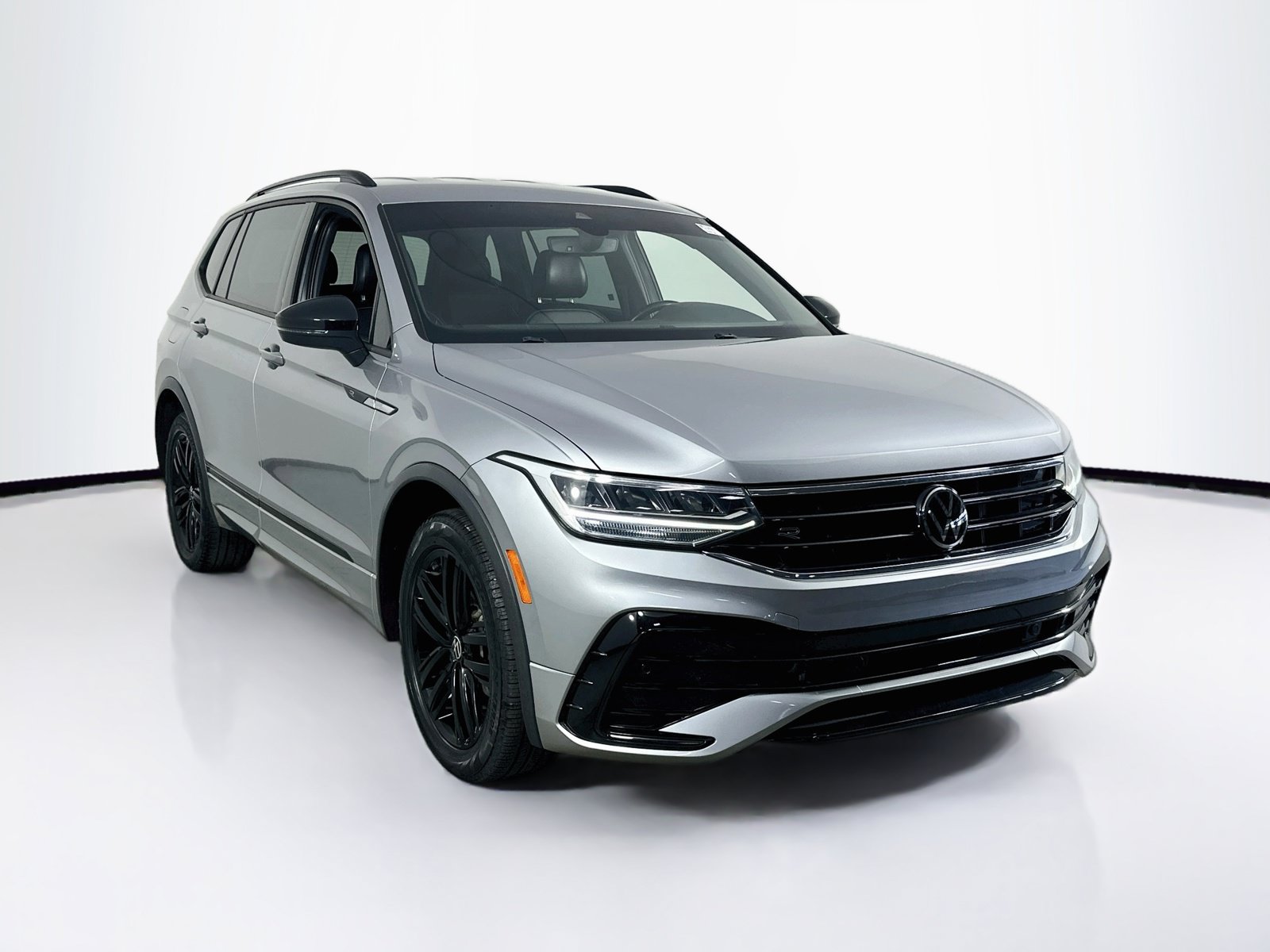 Used 2022 Volkswagen Tiguan SE R-Line FWD image 3