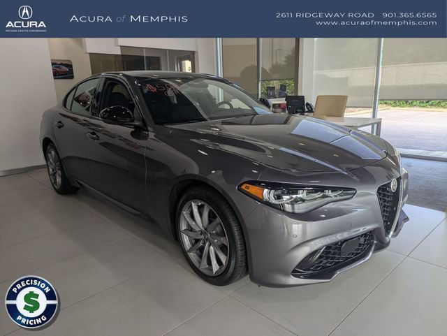Used 2025 Alfa Romeo Giulia AWD w/ Driving Assist Package image 8