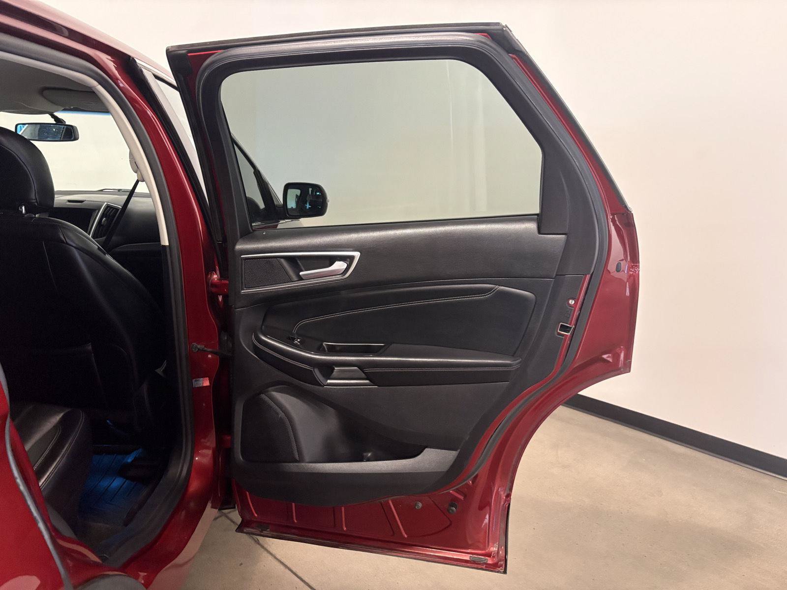 Used 2015 Ford Edge Titanium AWD/4WD image 38