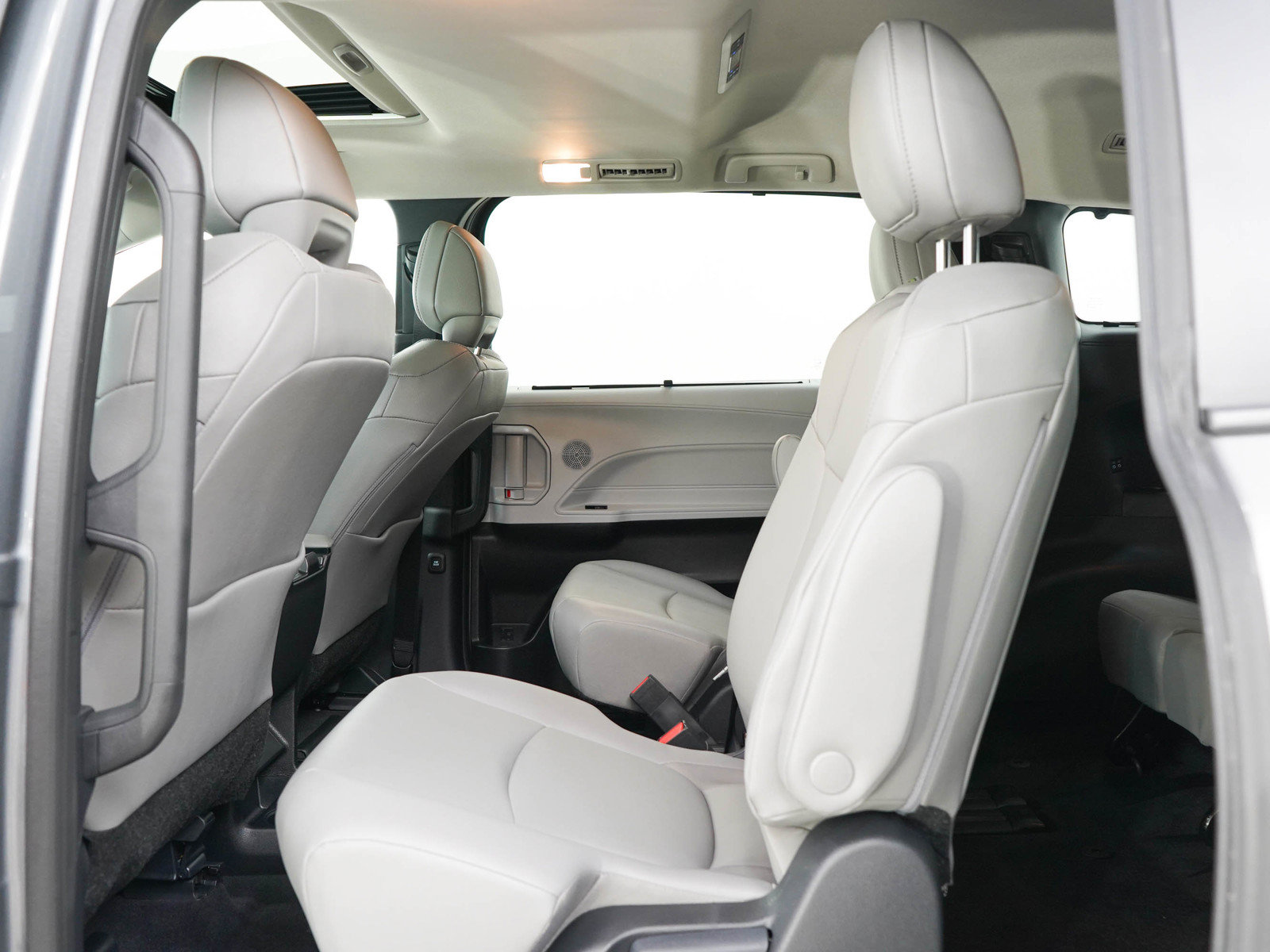 Used 2026 Toyota Sienna XLE FWD image 16