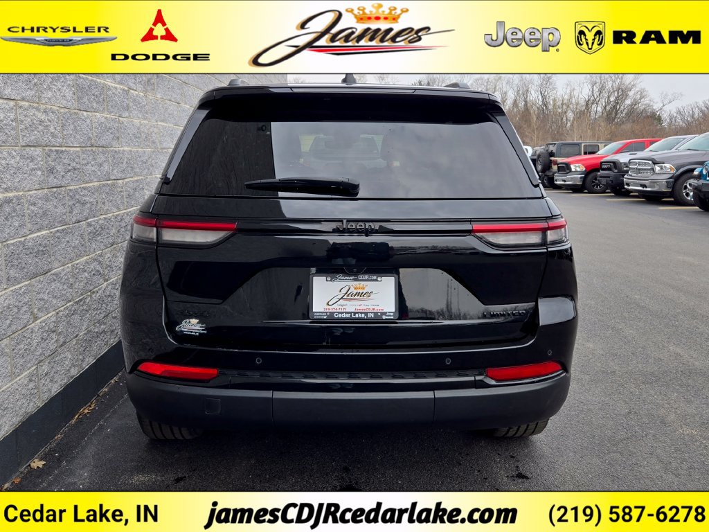 Used 2023 Jeep Grand Cherokee Limited w/ Black Appearance Package AWD/4WD image 4