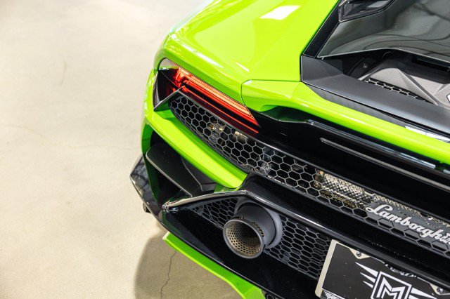 Used 2022 Lamborghini Huracan EVO RWD image 17