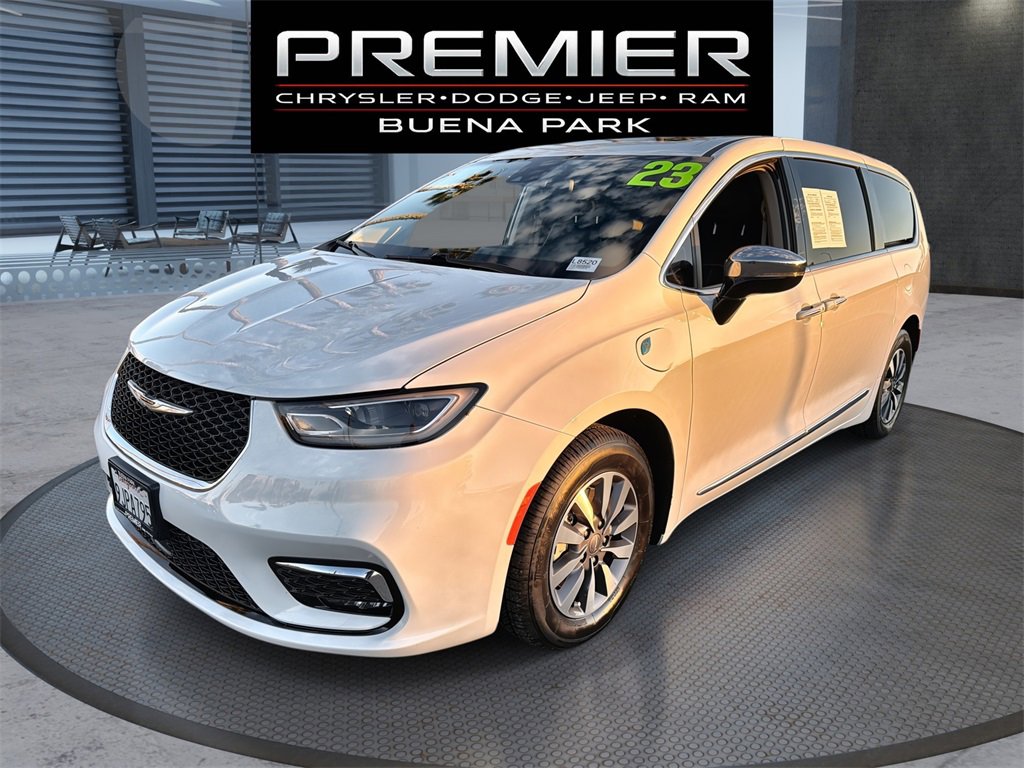 Used 2023 Chrysler Pacifica Limited w/ Uconnect Theater Family Group image 1