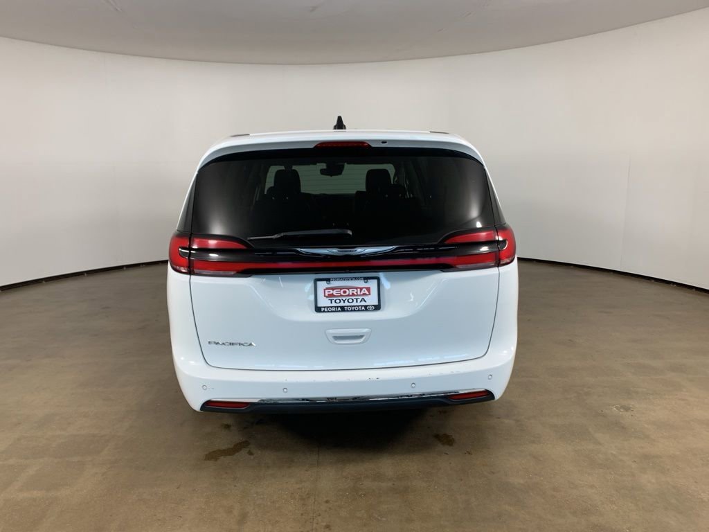 Used 2023 Chrysler Pacifica Touring-L FWD image 10