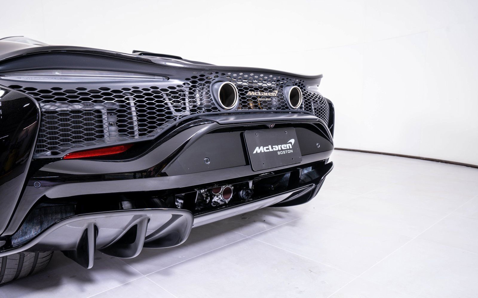 Used 2025 McLaren Artura Spider RWD image 13