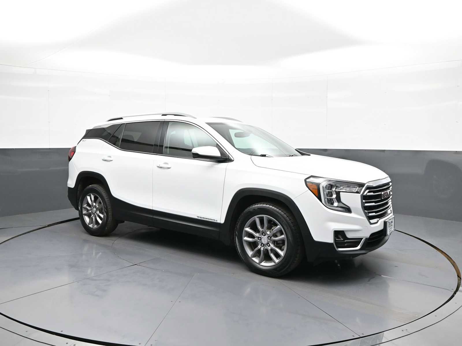 Used 2022 GMC Terrain SLT w/ Infotainment Package II AWD/4WD image 4