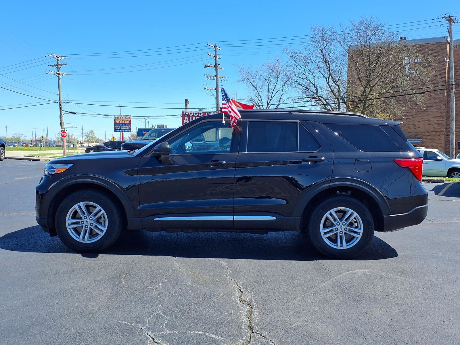 Used 2024 Ford Explorer XLT w/ Equipment Group 202A AWD/4WD image 24